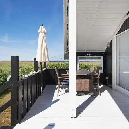 Sleeps 6 Yderby