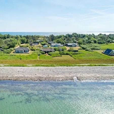 Sleeps 6 *