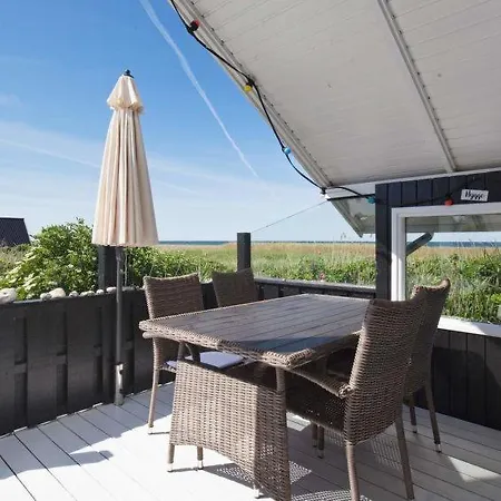 Sleeps 6 Holiday home *