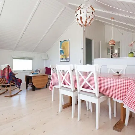 Holiday home Sleeps 6 *
